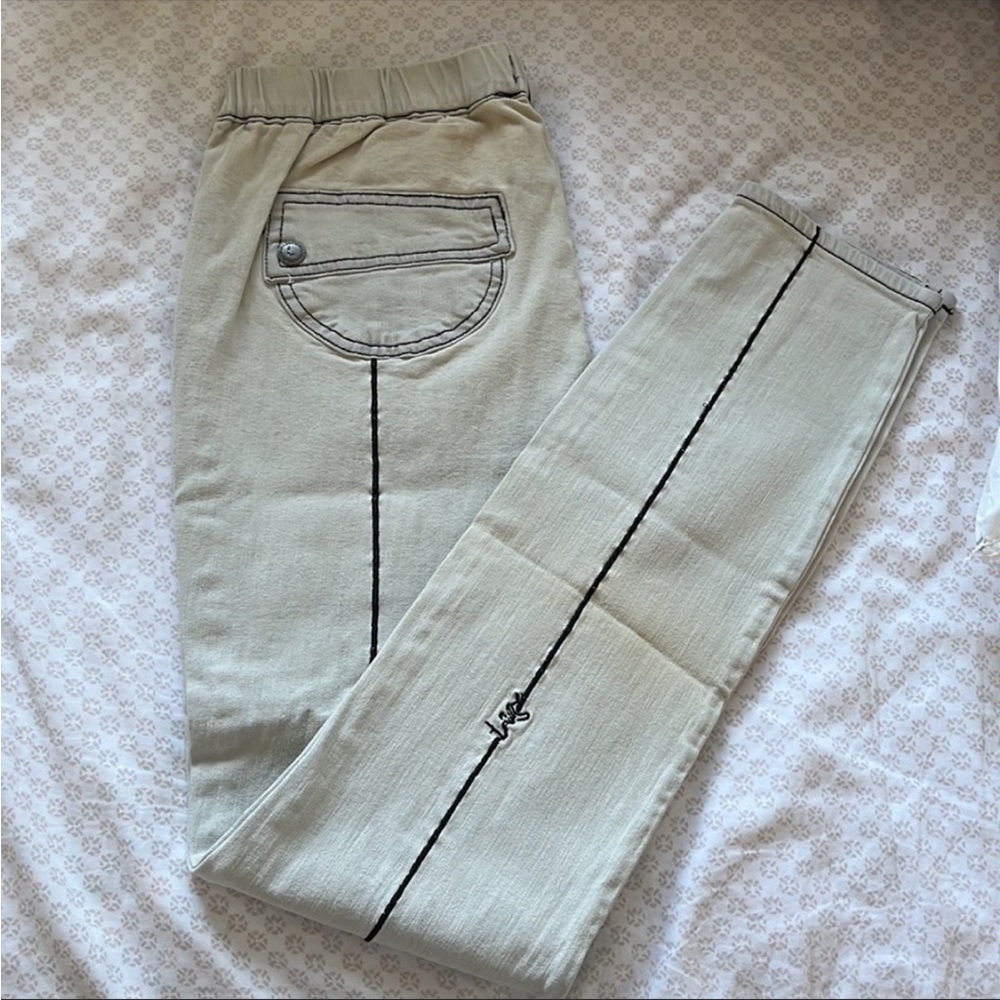 Light grey wash jegging.